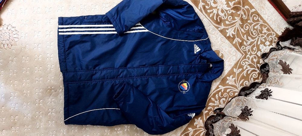 Куртка Adidas в хорошем качестве размер 50.52. Европейский размер L.