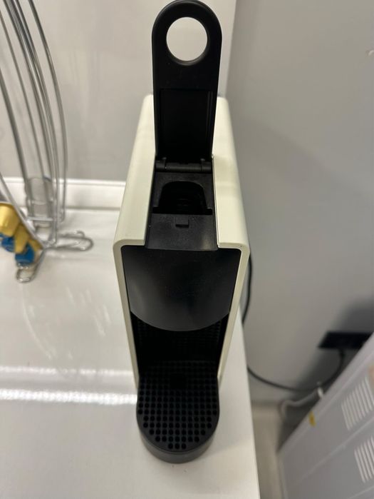 Кафемашина с капсули NESPRESSO ESSENZA MINI БЯЛА с поставка за капсули