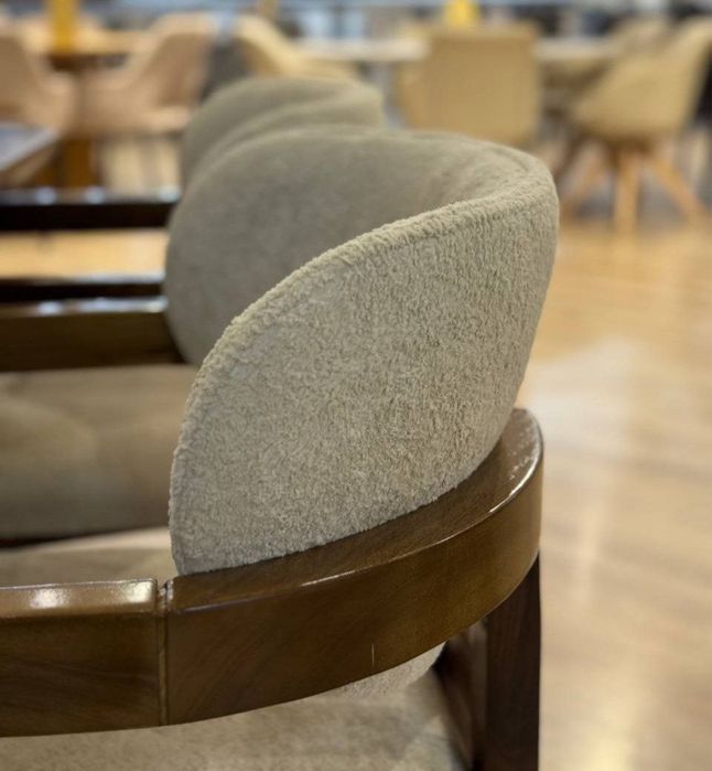 Стол и стуля гостиной