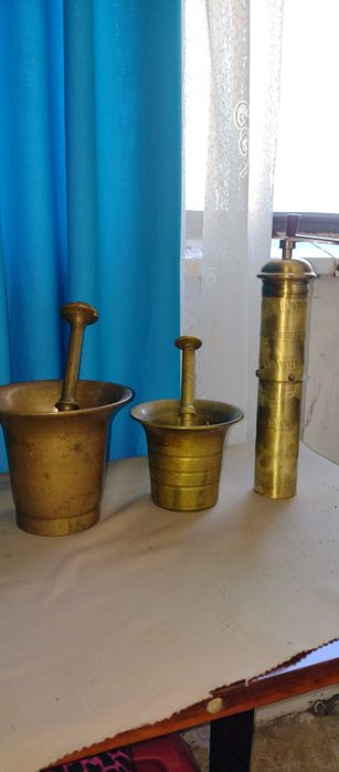 Doua mojare din bronz cu pisăloage de mărimi diferite vitange