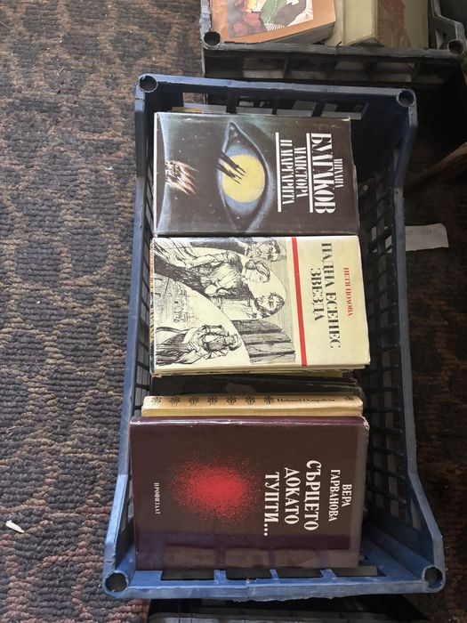 Продавам стари книги в добро състояние