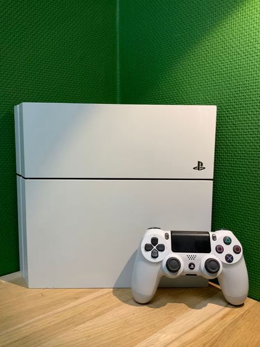 Playstation 4 Fat 500GB ideal.
