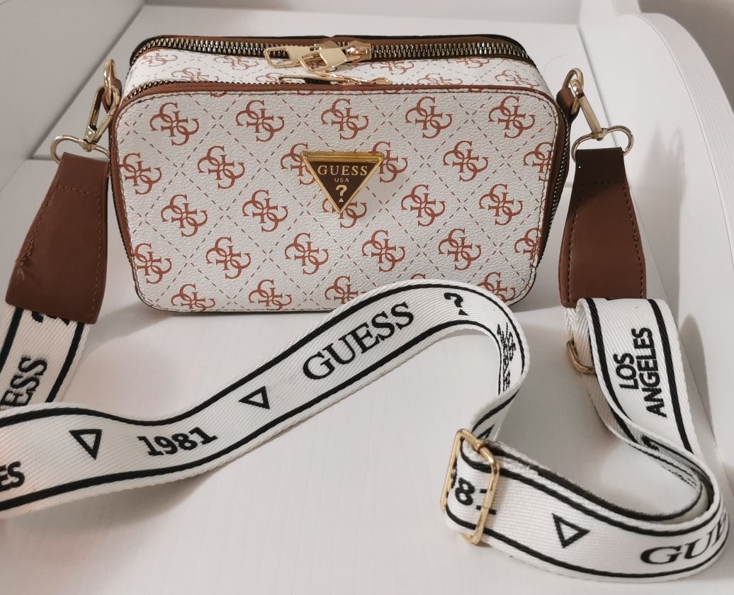 Дамска чанта на GUESS