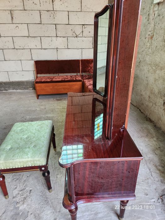 Noptiera,toaleta,taburet tapițat, mobila mahon
