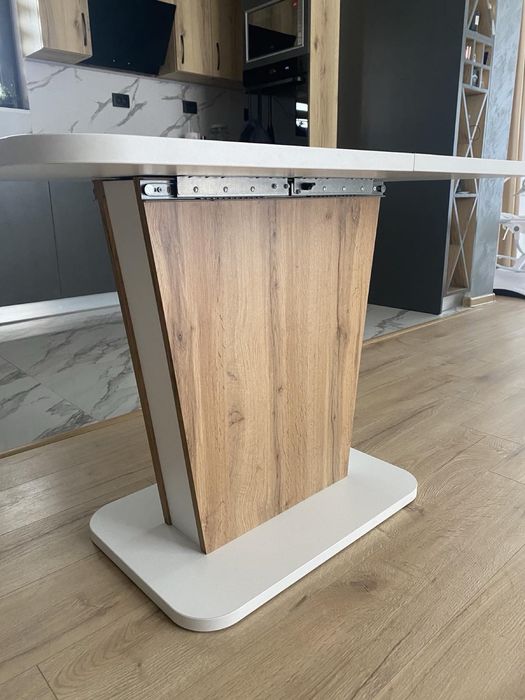 Трапезна маса разтягаща се