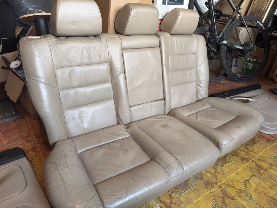 Голф4 задни бежови кожени седалки recaro