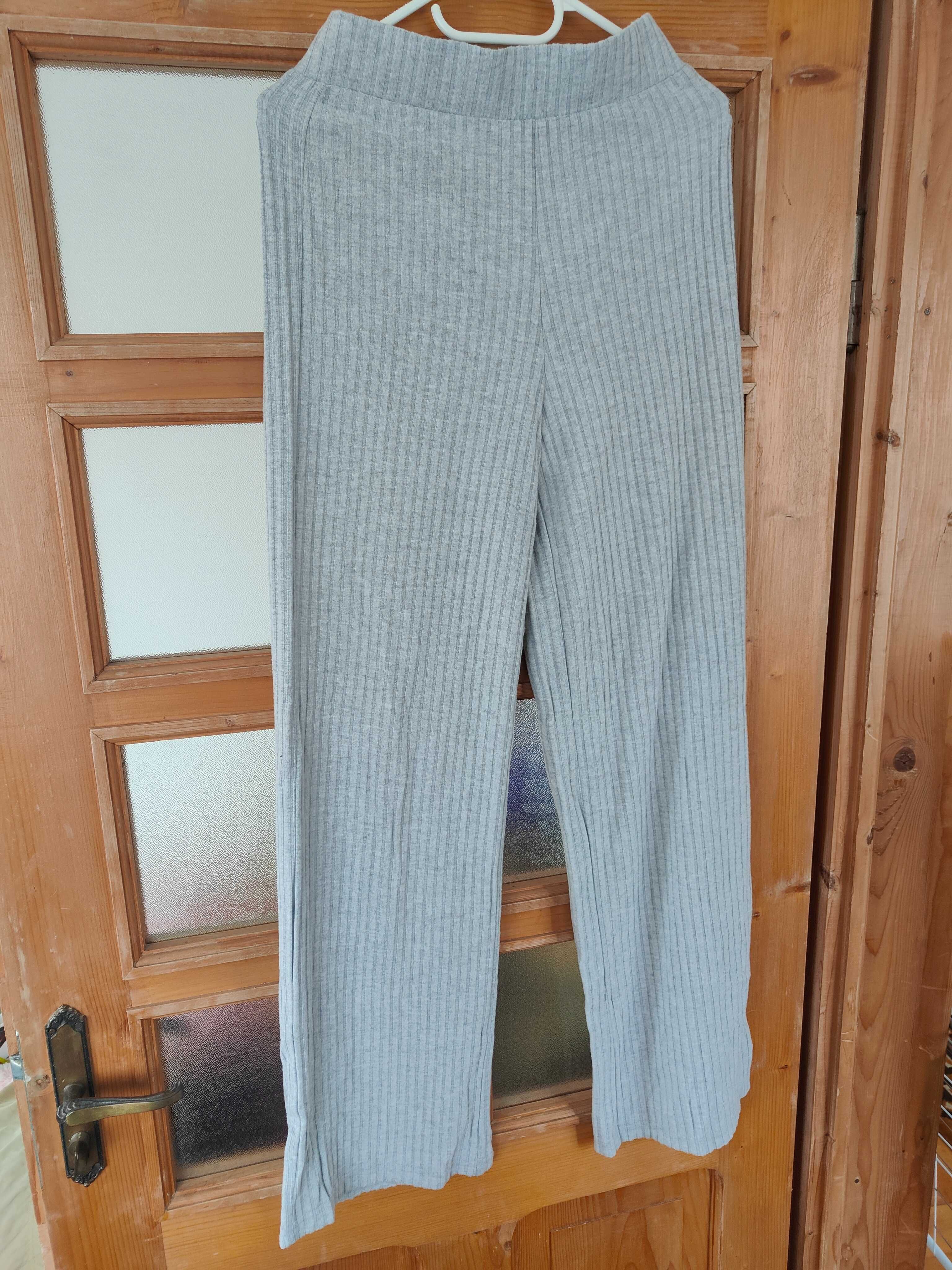 Pantaloni cu material striat Stradivarius