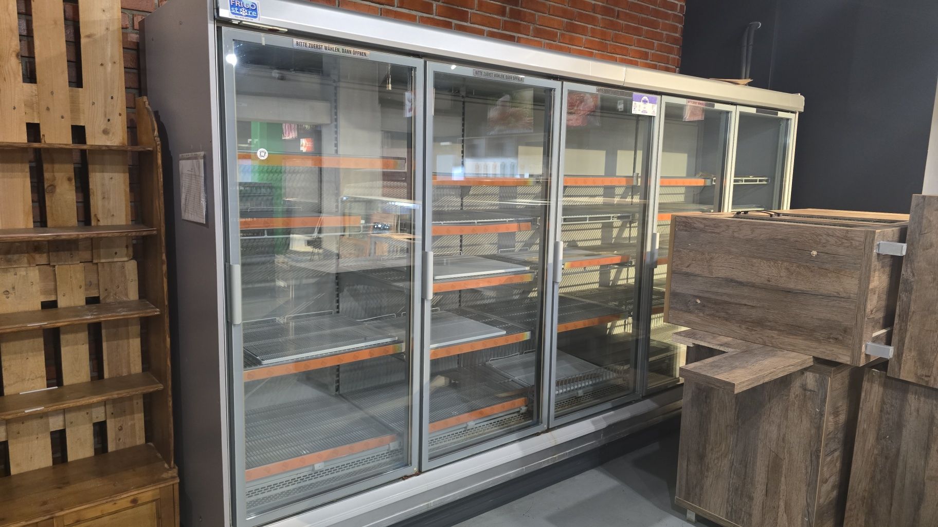 Lichidare stoc vitrine frigorifice magazin inchis