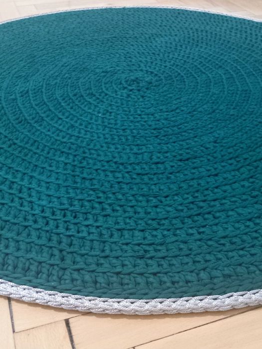 Ръчно изплетен килим