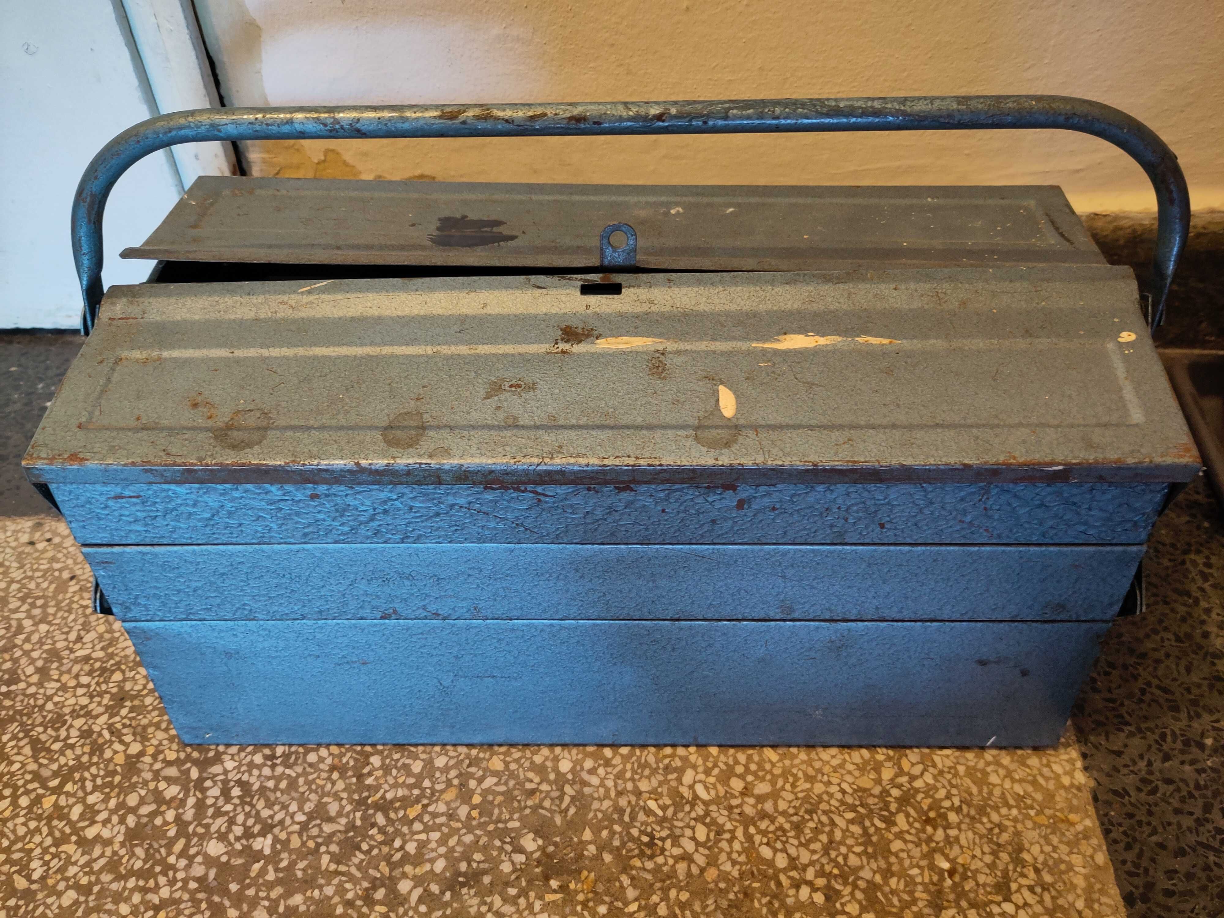 Стара метална кутия за инструменти с останало съдържание