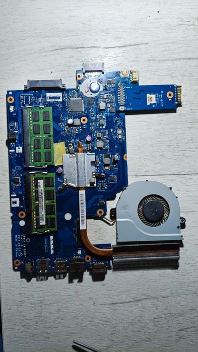 Piese Laptop Acer E5 571 

Monitor - 150 lei
Tastatura - 100 lei