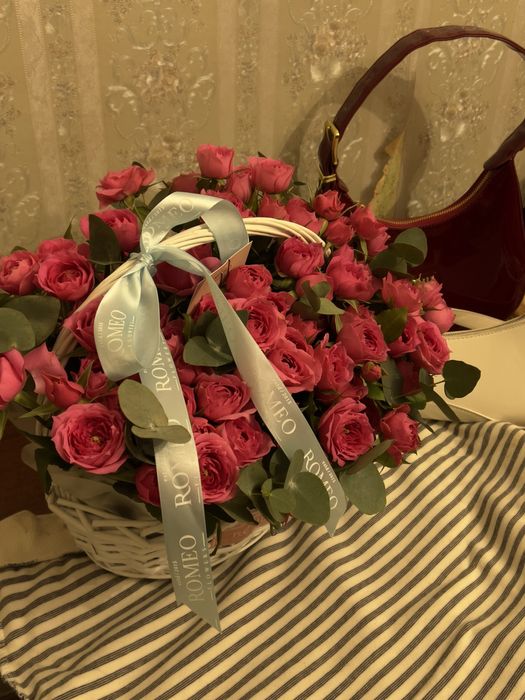 Кустовая пионовидная роза в карзине от "Romeо”