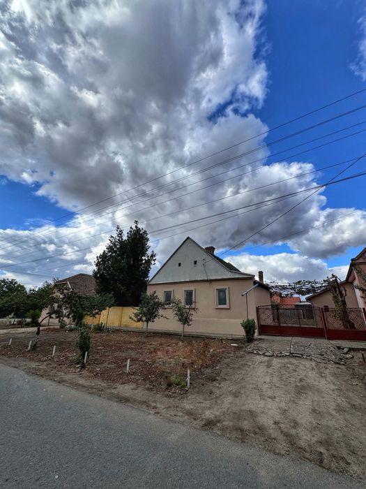 Casa de vanzare zona centrala Lovrin langa parc biserica piata strand