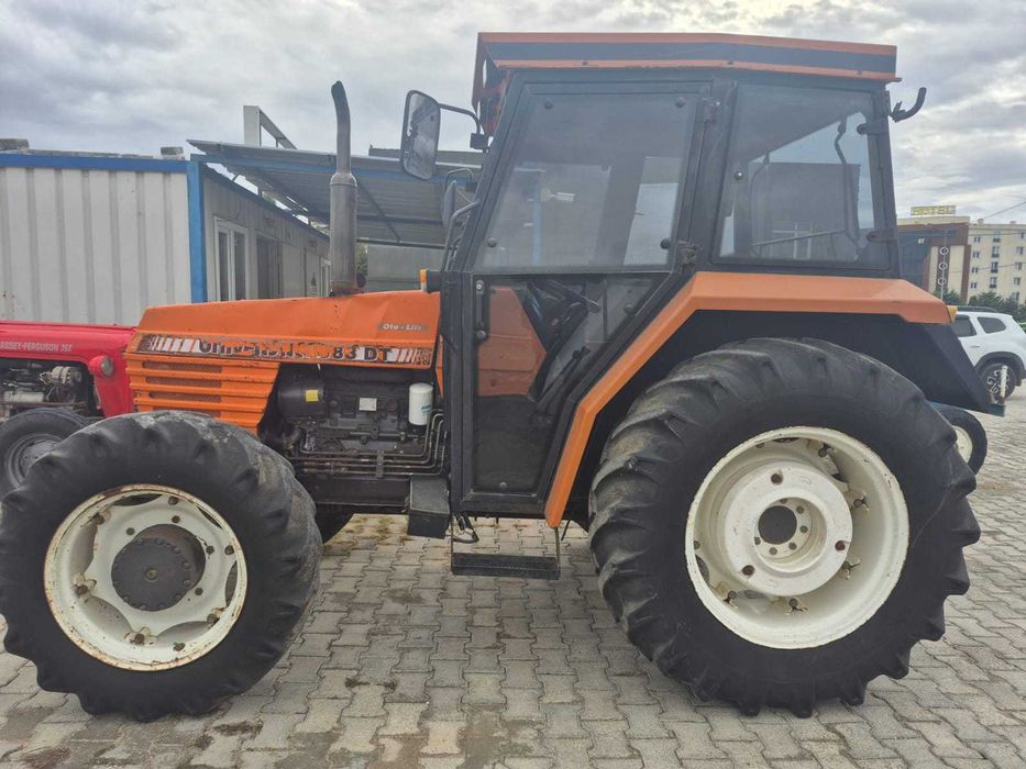 Tractor Universal 683 DT