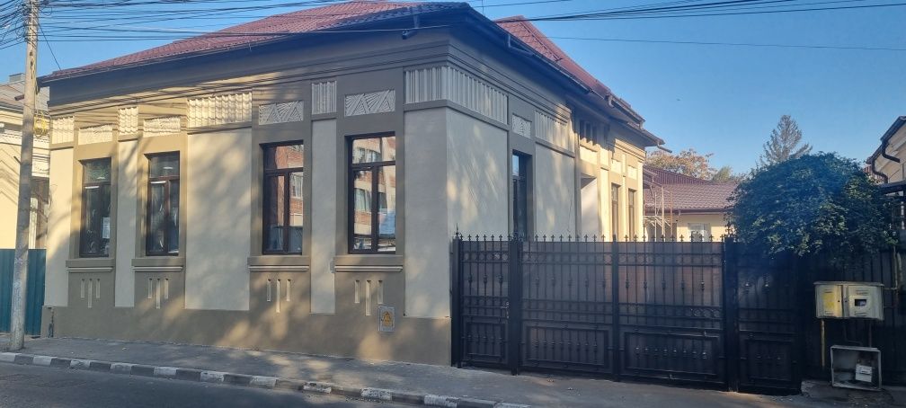 De inchiriat sau vanzare Casa central str. N Balcescu 58-60