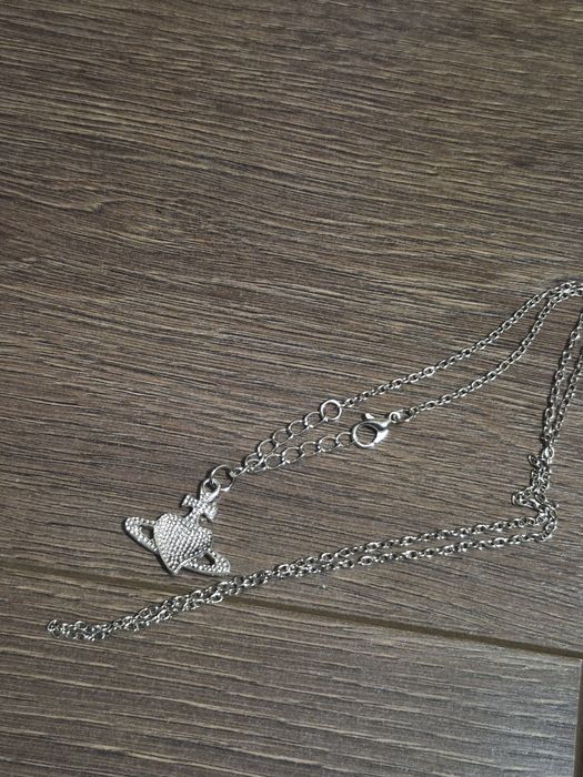 Lănțișor tip Vivienne Westwood in forma de inima roșie