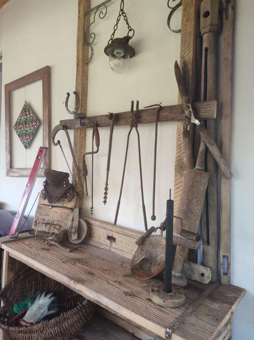 Mobilier rustic și ustensile vechi.