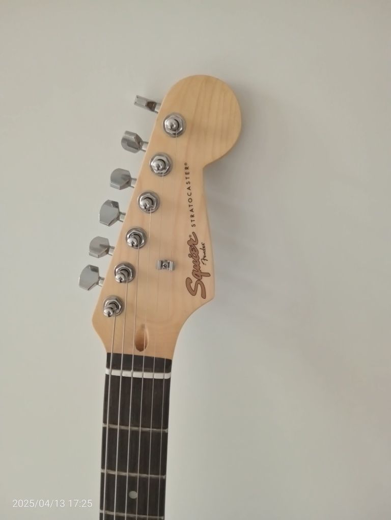 Электрогитара фирмы Squire by Fender