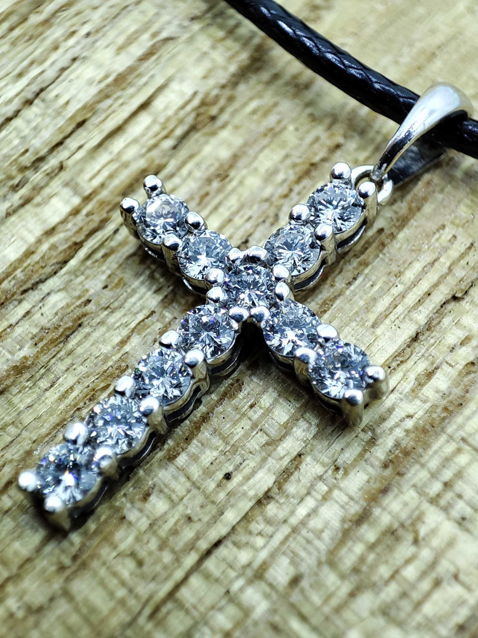 Cruciulita Cruce Aur Alb 14K Cu Diamante Brilliante Lc Ucraina