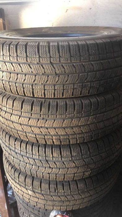 Продам комплект зимней резины марки GOODRICH 215/70/15C