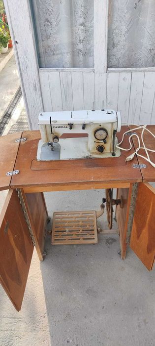Masina de cusut manuala veche cu mobilier