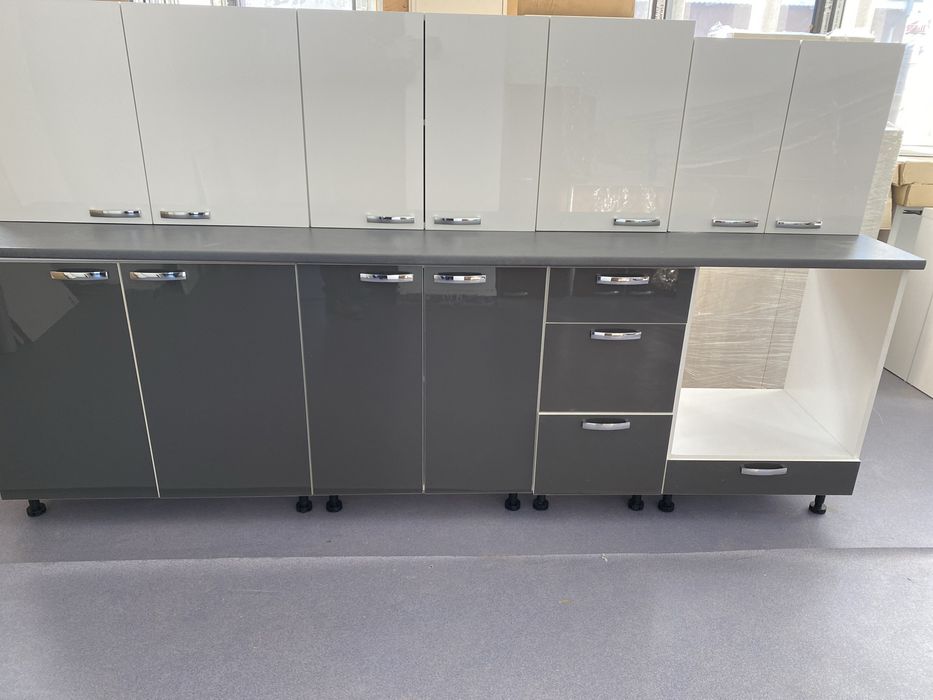 Mobila de bucatarie lucioasa 260 cm Noua !!