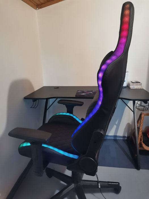 Геймърско бюро HALSTED 60x120 с поставка за чаша и слушалки