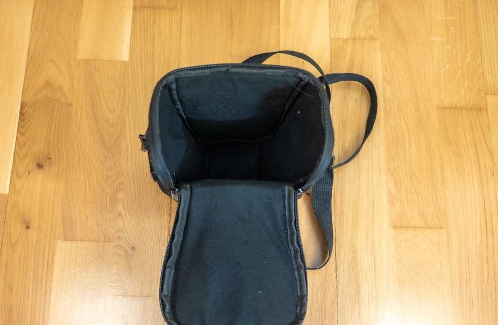 Geanta foto Canon. Dimensiuni: 20 x 17 x 11 cm