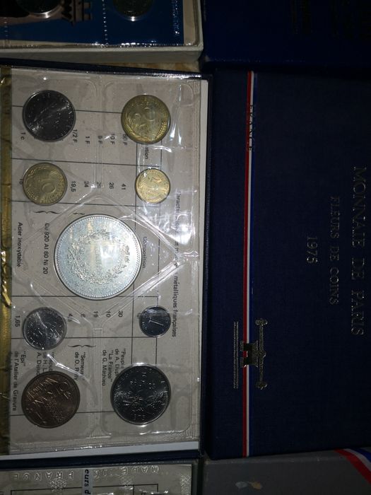Vând lot cutii de monede "Fleurs de coins"