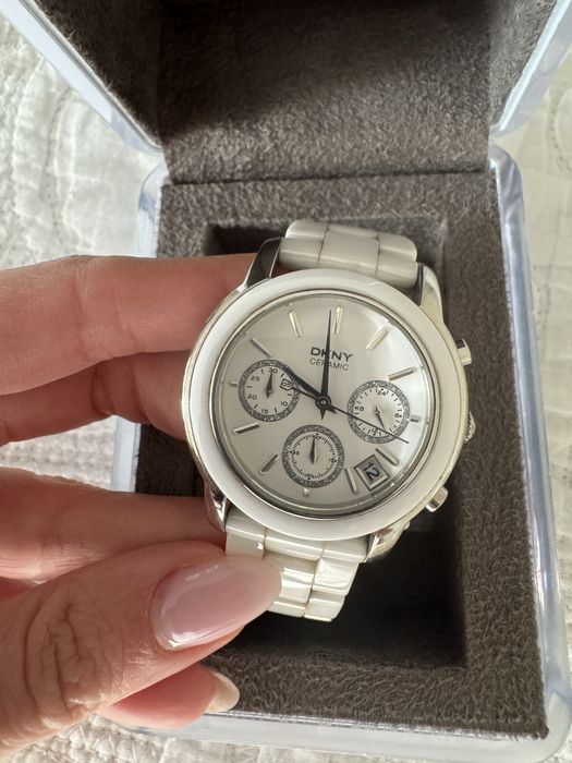 DKNY керамичен часовник в бяло