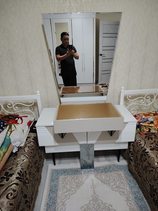 Продам новый косметический столик