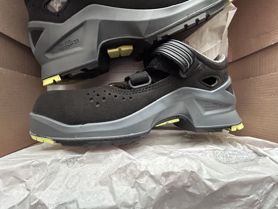 UVEX работни обувки в черен цвят. Нови 39