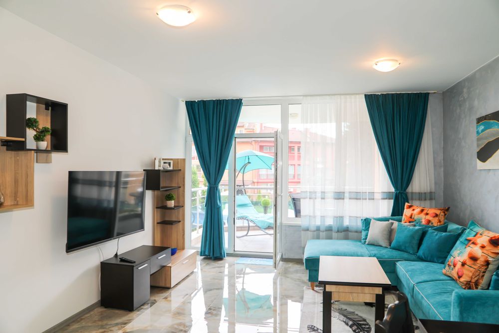 Под Наем тристаен апартамент на първа линия в Равда