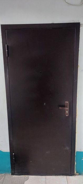 Продам входную дверь.