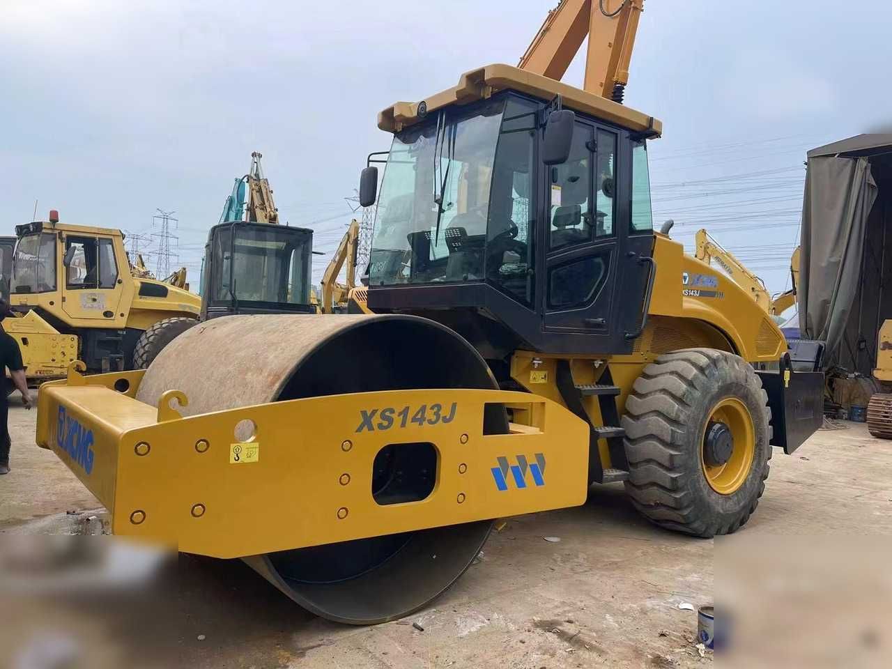 Каток XCMG XS143J. 14 тон. бошка турдаги махсус техникалар хам мавжуд.
