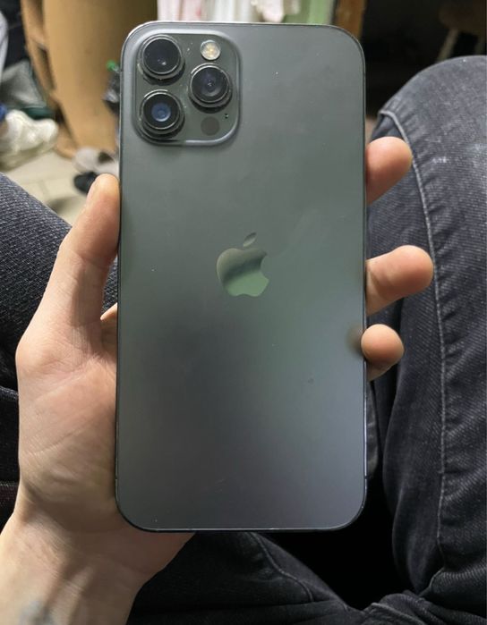 Обменяю айфон 12 про макс 128  гигов на модель выше