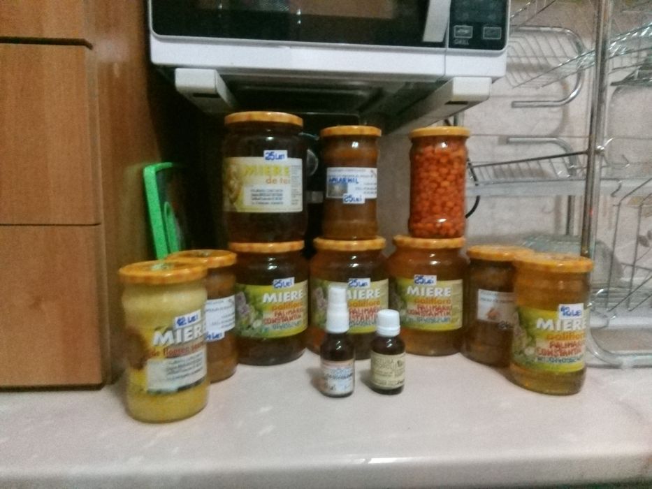 Miere de albine naturală .