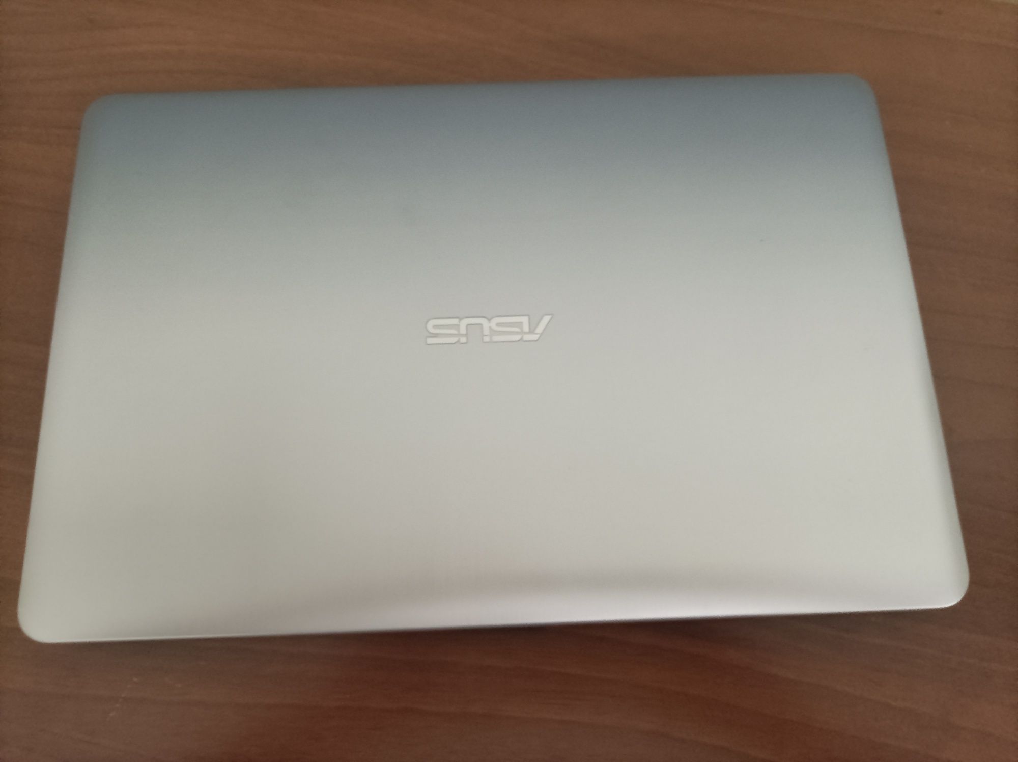 Ноутбук ASUS какновая редко используется полгода 1.2 раза