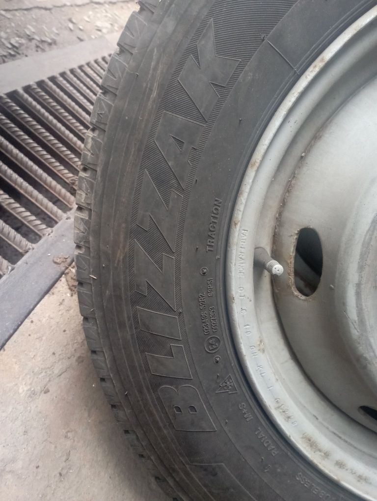 Гуми за бус 195/75R16C Bridgestone 2бр. Nokian 1бр