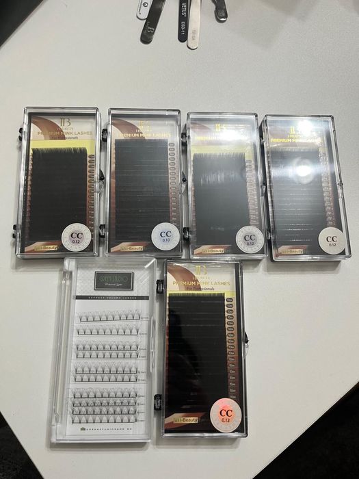 Vand produse pentru extensii de gene.