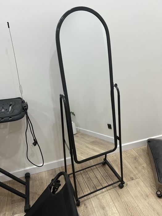 Продам зеркало на колесиках