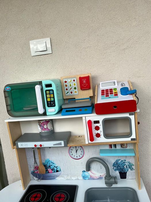 Vând bucătărie din lemn cu accesorii