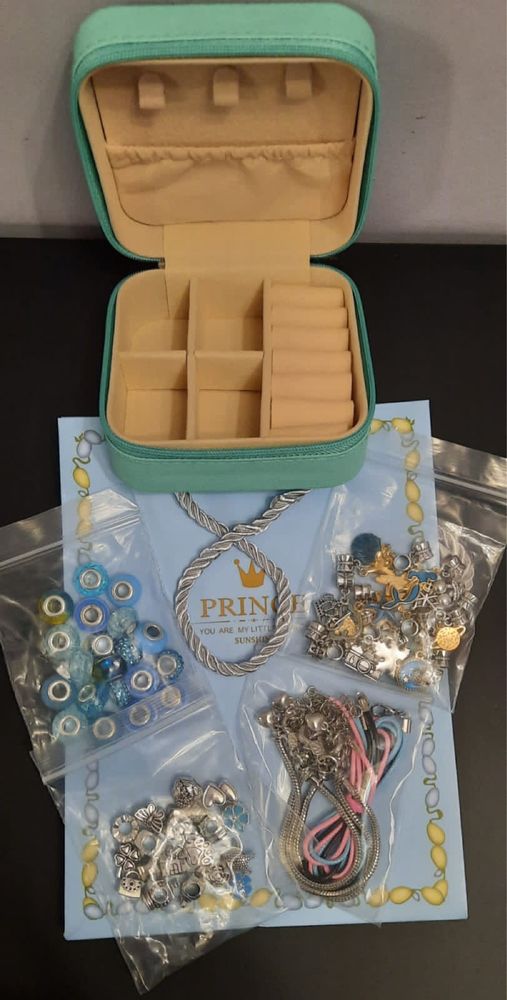 Набор детских браслетов с шармиками и шкатулка
