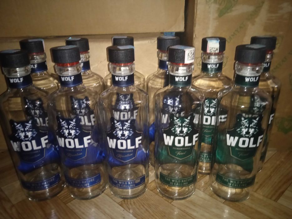 ПРОДАМ СТЕКЛЯННЫЕ БУТЫЛКИ из под водки WOLF ! С дозатором. Чистые !