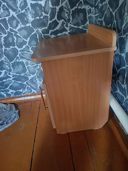 Продам срочно в хорошем состоянии  2 тумбочки и зеркало