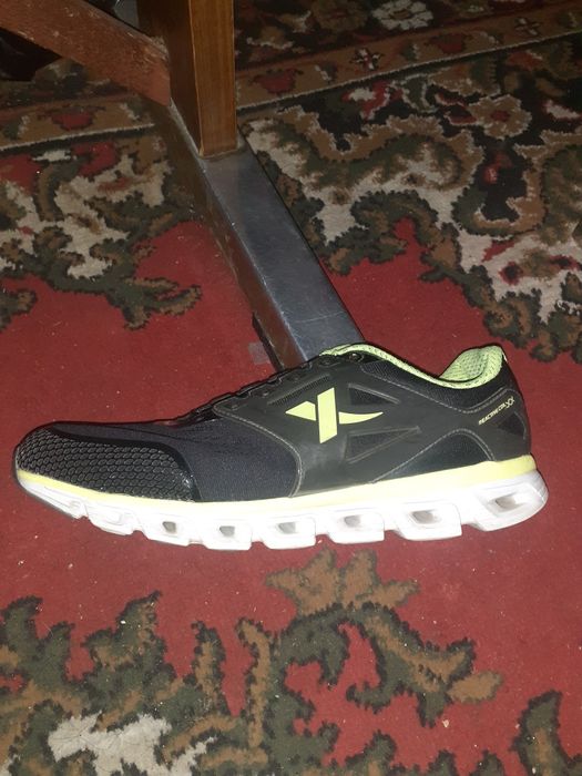 Продаються кросовки фирмы в хорошем состоянии.размер 43.