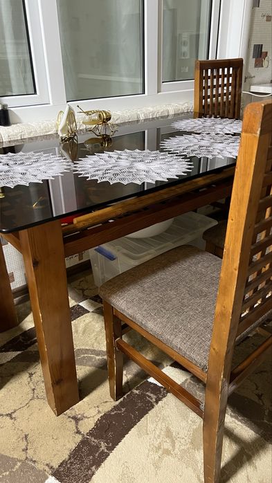 Продаётся стол и 4 стула для кухни