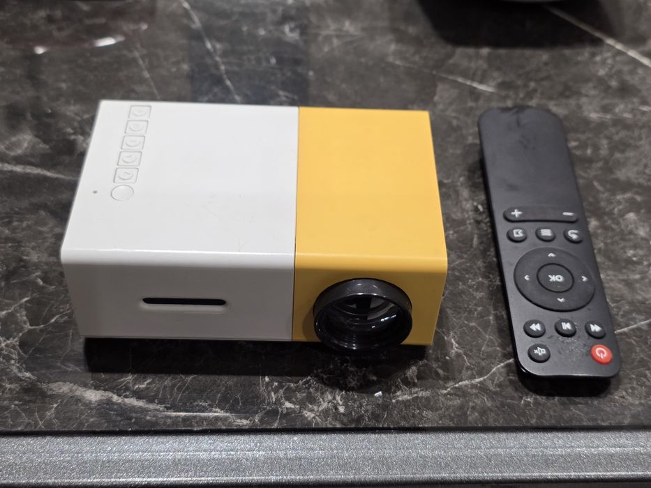 Mini proyektor pulti kabellari bor