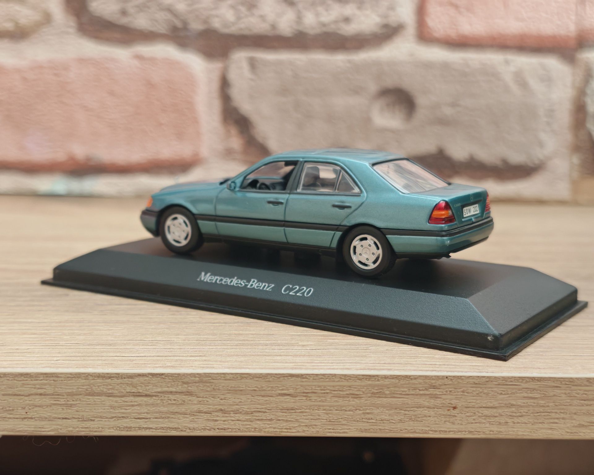 Колекционерски модел Mercedes-Benz C220 1:43 в кутия
  Minichamps