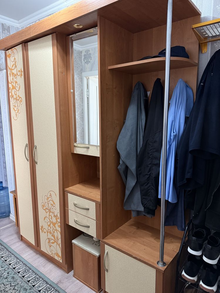 шкаф для прихожей, в отличном состояний